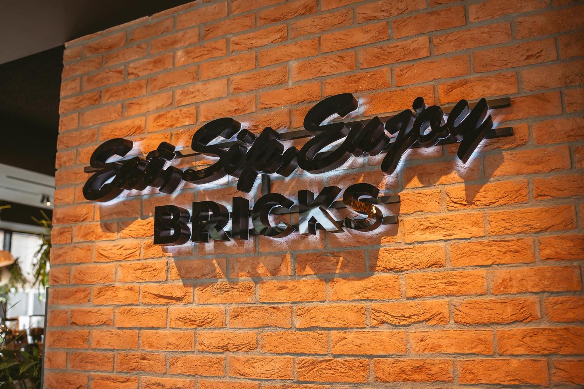 26Bricks Luxury Suites Oradea Buitenkant foto